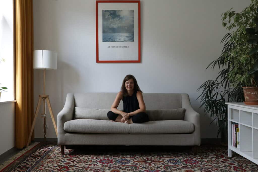 Graue Couch für Psychotherapeutin Eva Pöttschachers Supervisions-Angebote