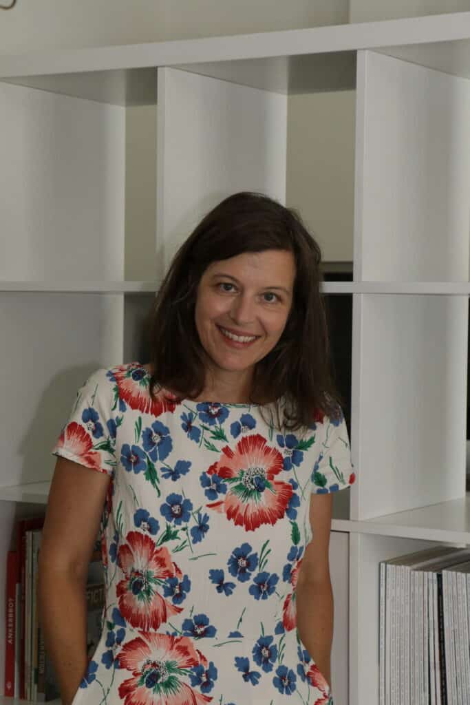 Weißes Regal für Psychotherapeutin Eva Pöttschachers Familien-Angebote